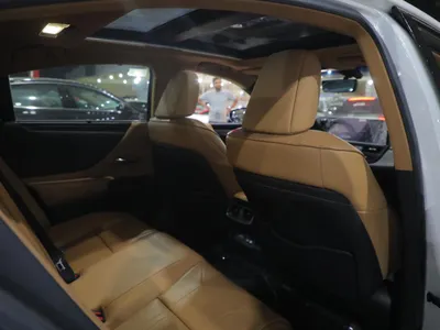 2023 لكزس إي إس 350