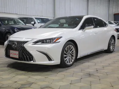 2023 لكزس إي إس 350