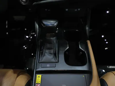 2023 لكزس إي إس 350