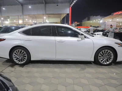 2023 لكزس إي إس 350