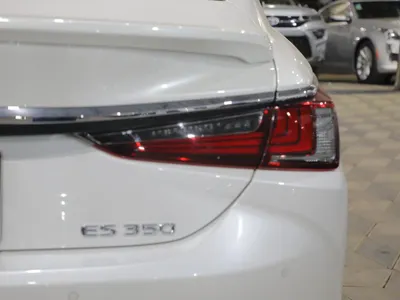 2023 لكزس إي إس 350