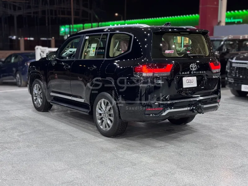2025 تويوتا لاند كروزر جي اكس ار