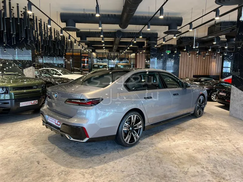 2026 بي ام دبليو الفئة السابعة 735أي
