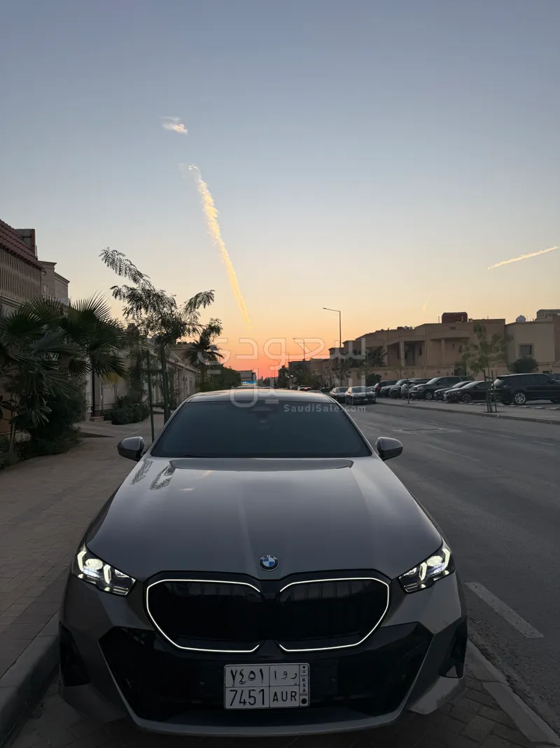 2025 بي ام دبليو الفئة الخامسة 520 أي إم كت