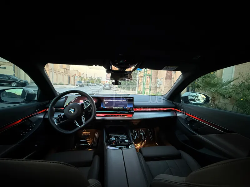 2025 بي ام دبليو الفئة الخامسة 520 أي إم كت