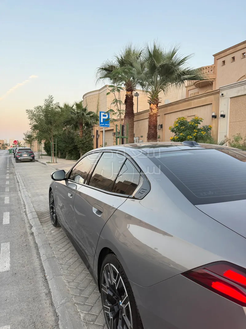 2025 بي ام دبليو الفئة الخامسة 520 أي إم كت