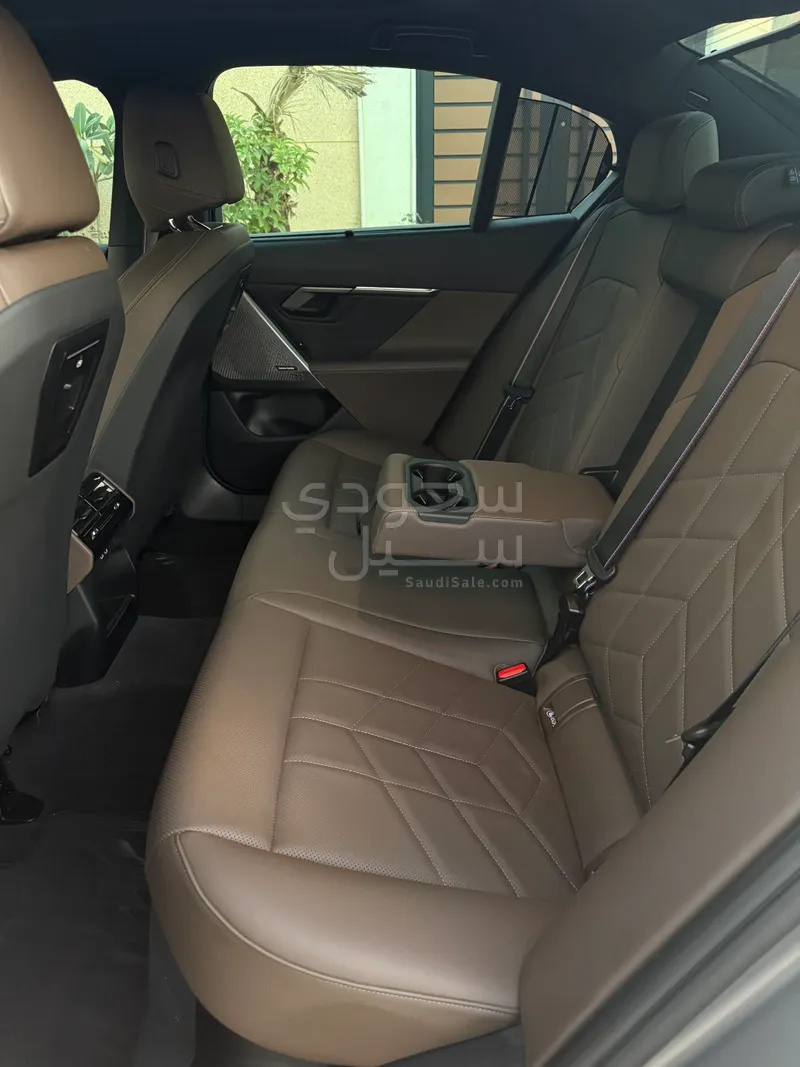 2025 بي ام دبليو الفئة الخامسة 520 أي إم كت