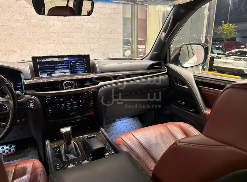 2021 لكزس إل إكس 570