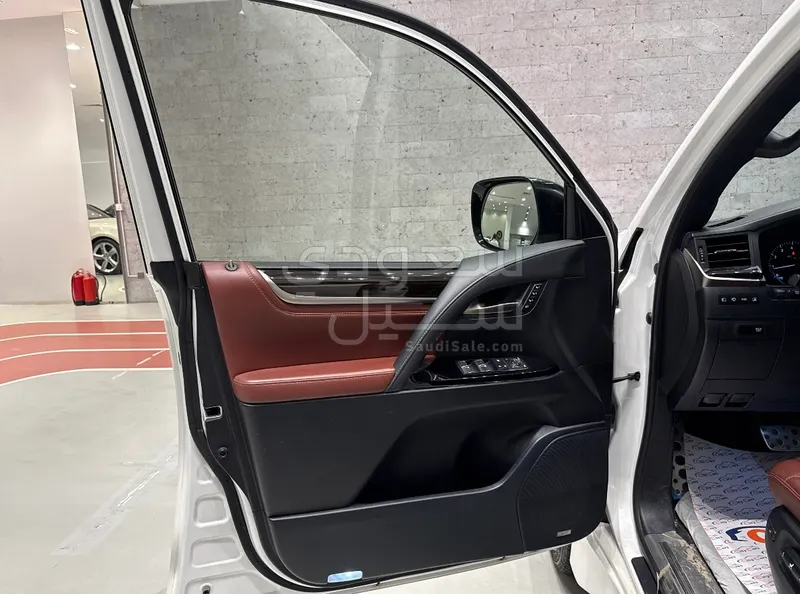 2021 لكزس إل إكس 570