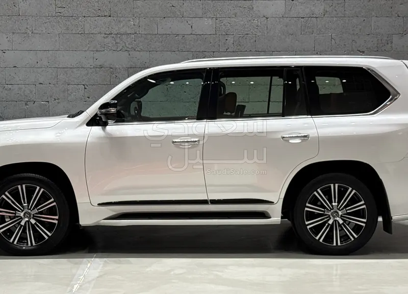 2021 لكزس إل إكس 570