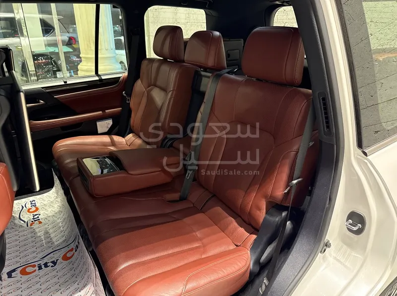 2021 لكزس إل إكس 570