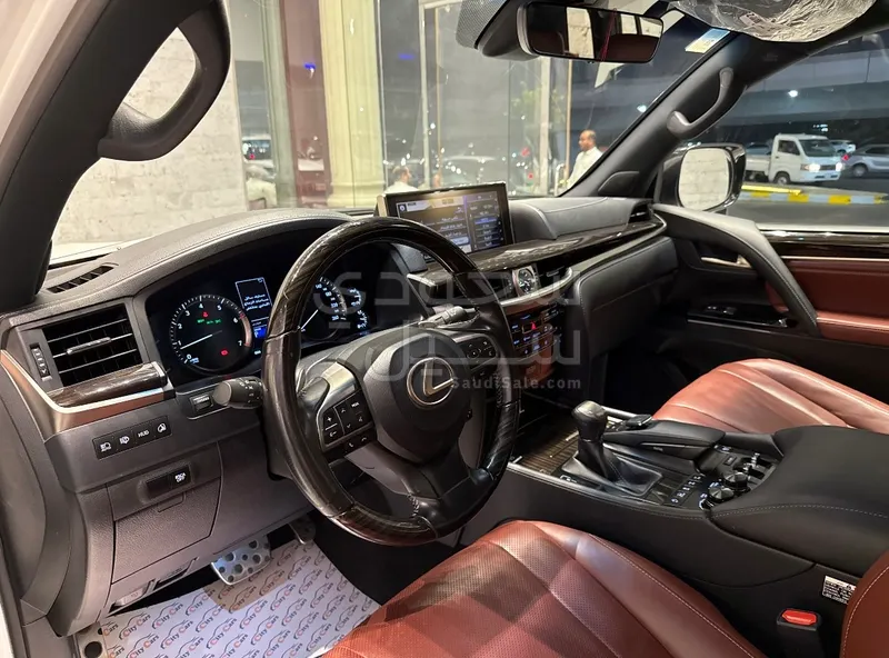 2021 لكزس إل إكس 570