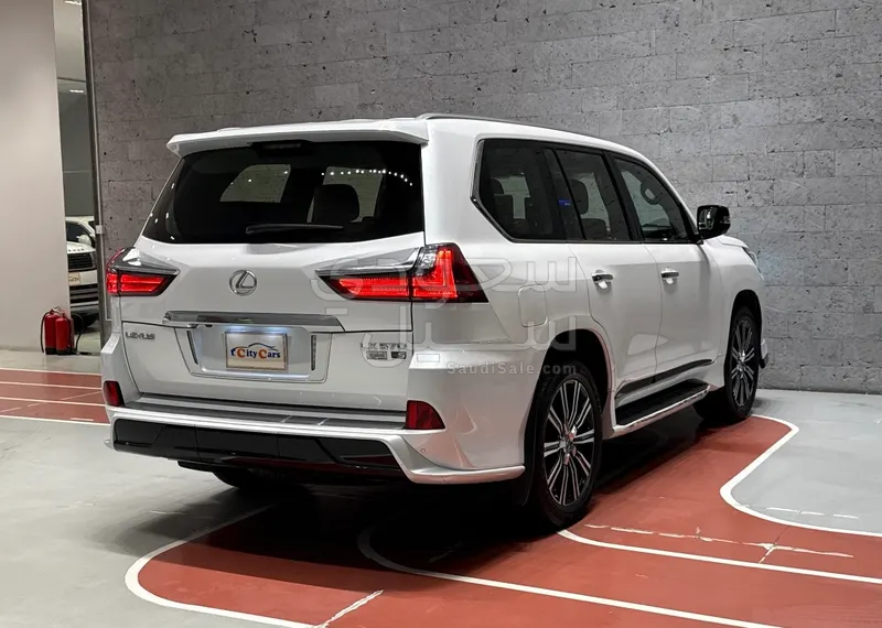 2021 لكزس إل إكس 570