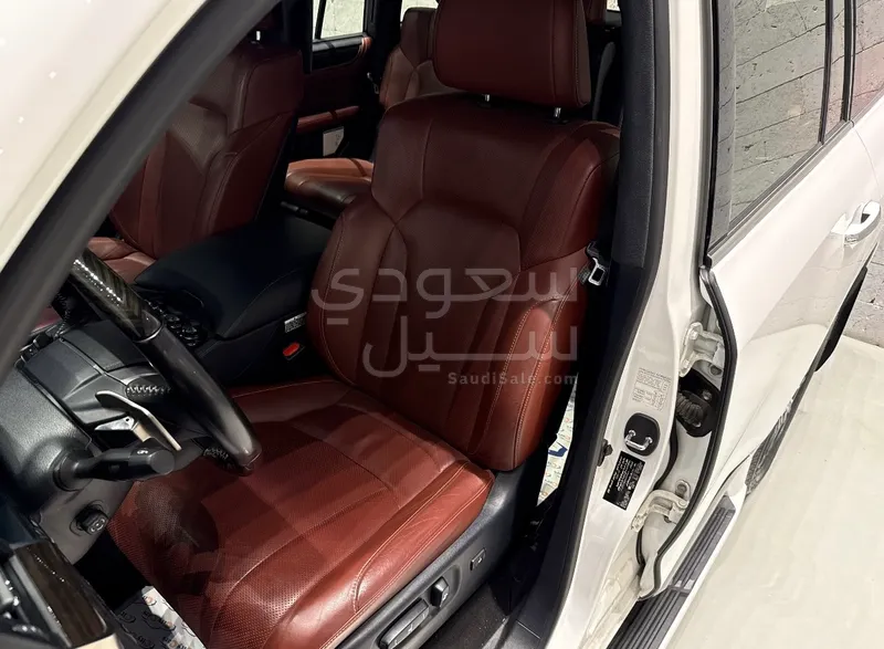 2021 لكزس إل إكس 570