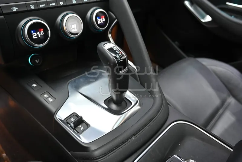 2019 جاكوار اي-بيس