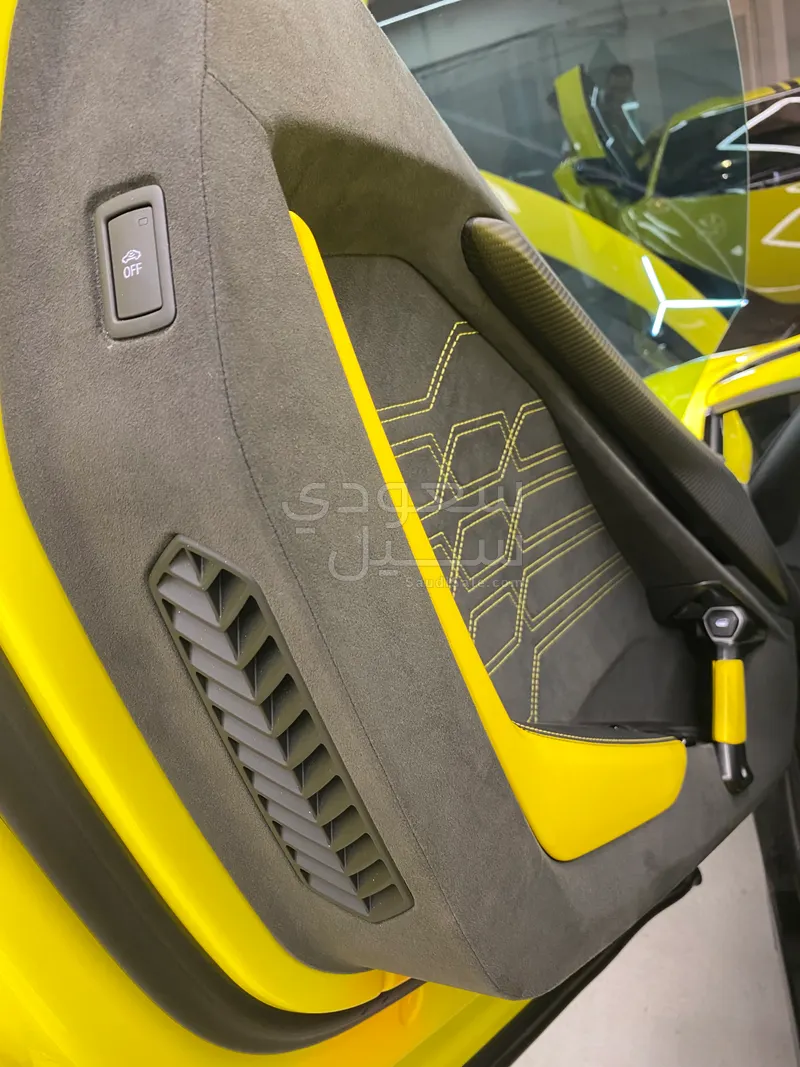 2024 لمبرجيني ريفويلتو