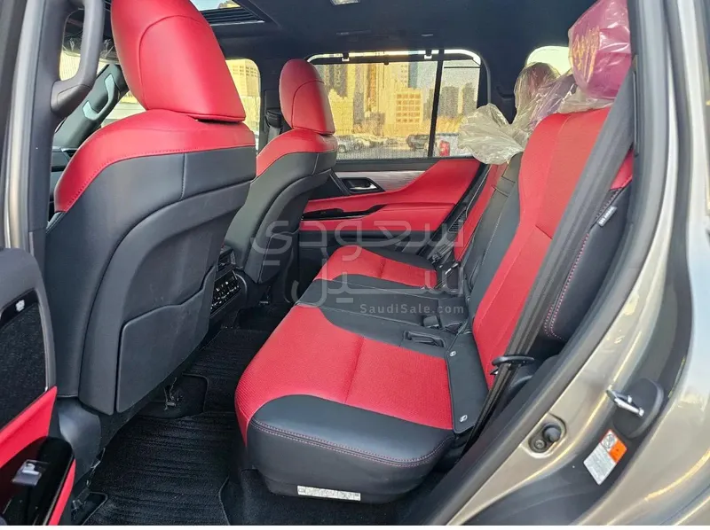 2025 لكزس إل إكس 700 أف سبورت