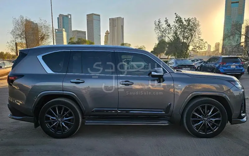 2025 لكزس إل إكس 700 أف سبورت