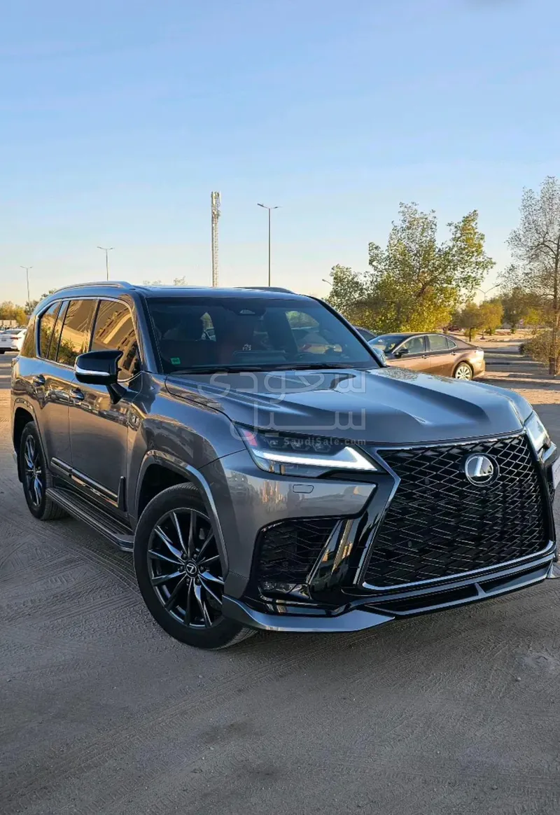 2025 لكزس إل إكس 700 أف سبورت