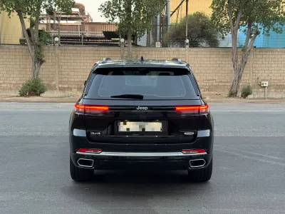 2024 جييب جراند شيروكي ساميت