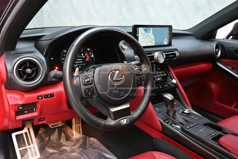 2022 لكزس آي إس 350 إف
