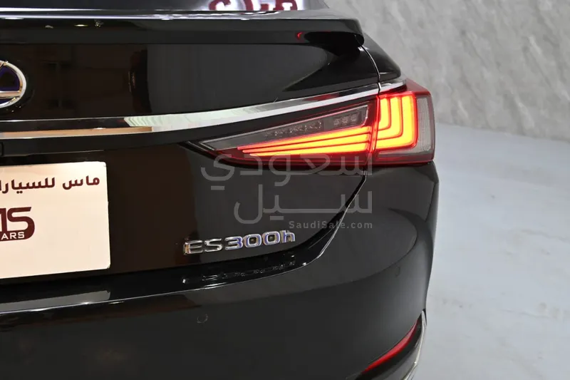 2022 لكزس إي إس 300إتش