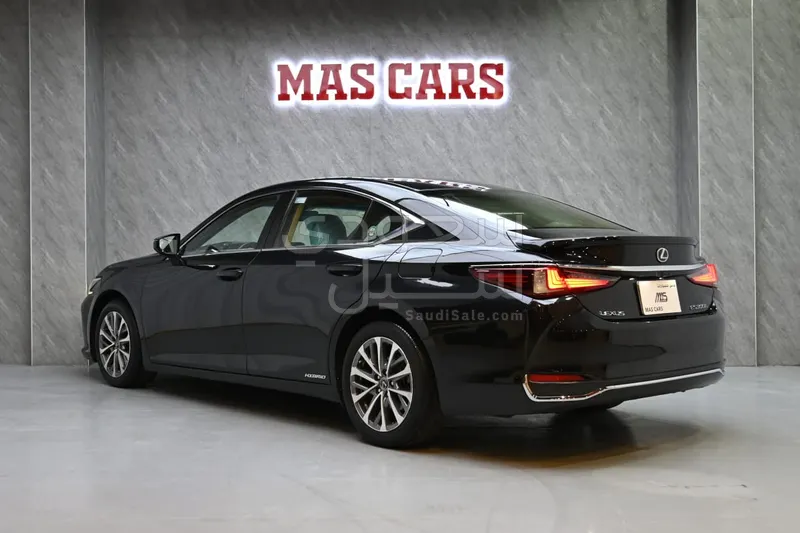 2022 لكزس إي إس 300إتش