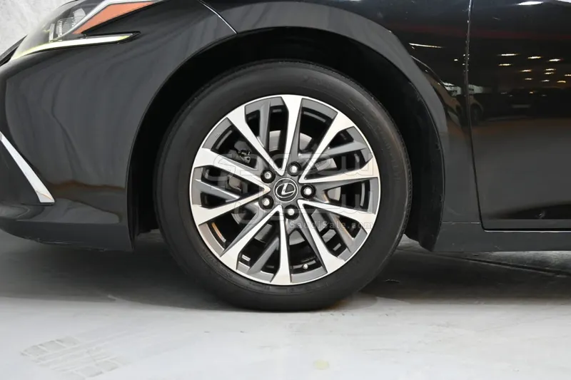 2022 لكزس إي إس 300إتش