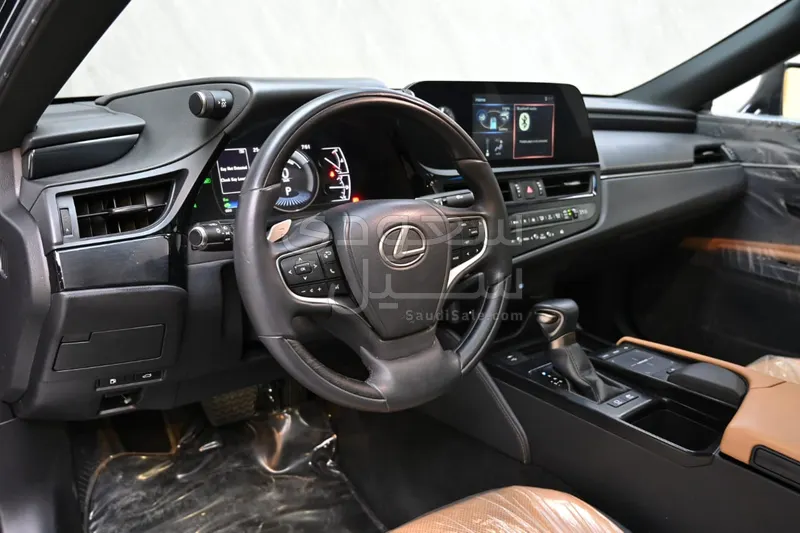 2022 لكزس إي إس 300إتش