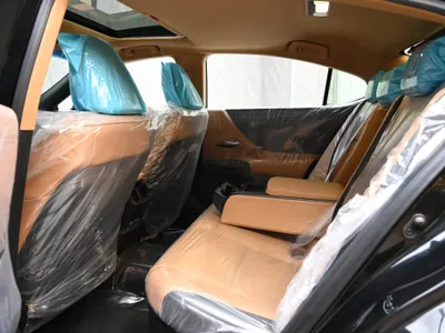 2022 لكزس إي إس 300إتش