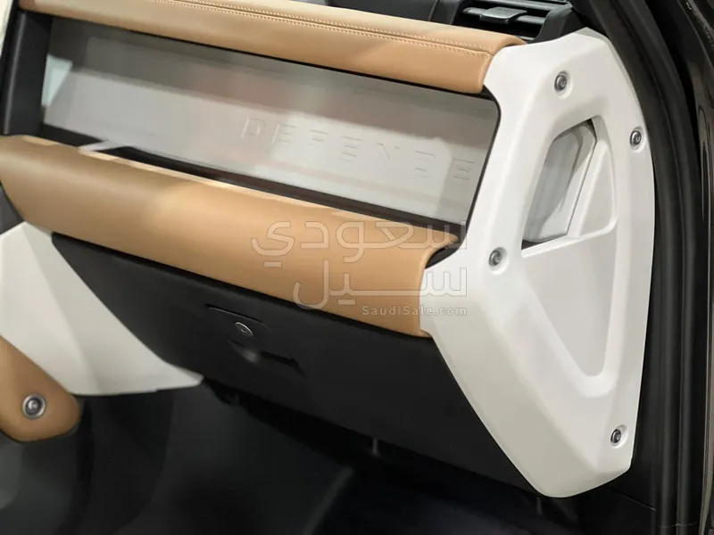 2025 لاند روفر ديفيندر اتش اس اي