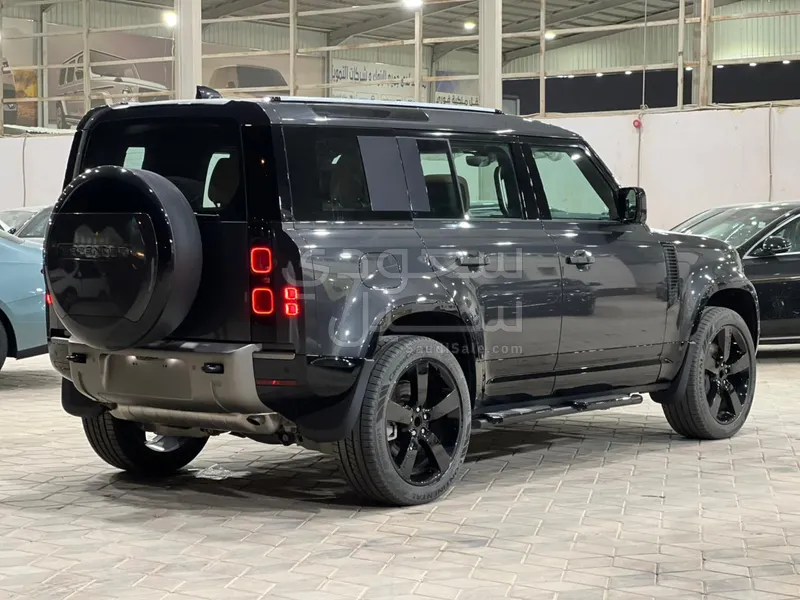 2025 لاند روفر ديفيندر اتش اس اي