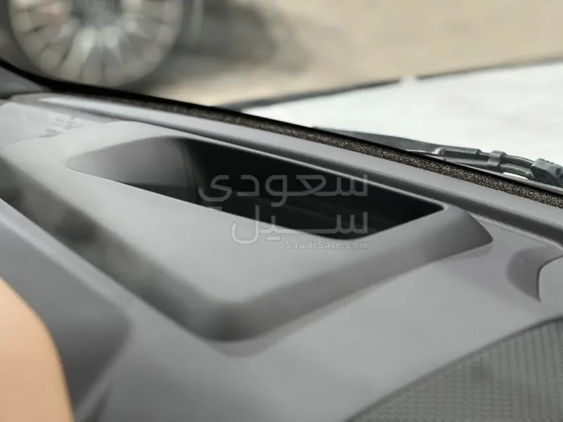 2025 لاند روفر ديفيندر اتش اس اي