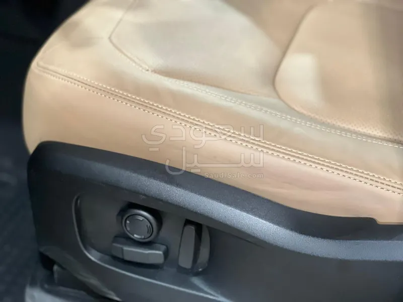 2025 لاند روفر ديفيندر اتش اس اي