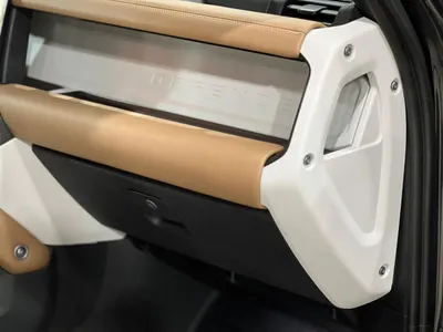 2025 لاند روفر ديفيندر اتش اس اي