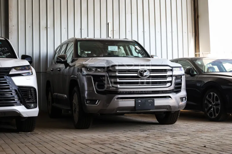 2025 تويوتا لاند كروزر في اكس ار