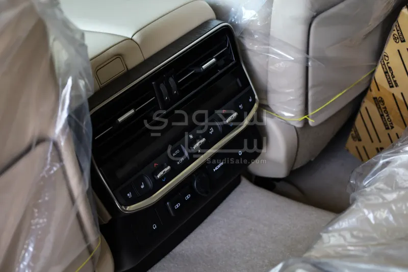 2025 تويوتا لاند كروزر في اكس ار