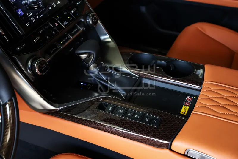 2025 لكزس إل إكس 600 بلاك اديشن