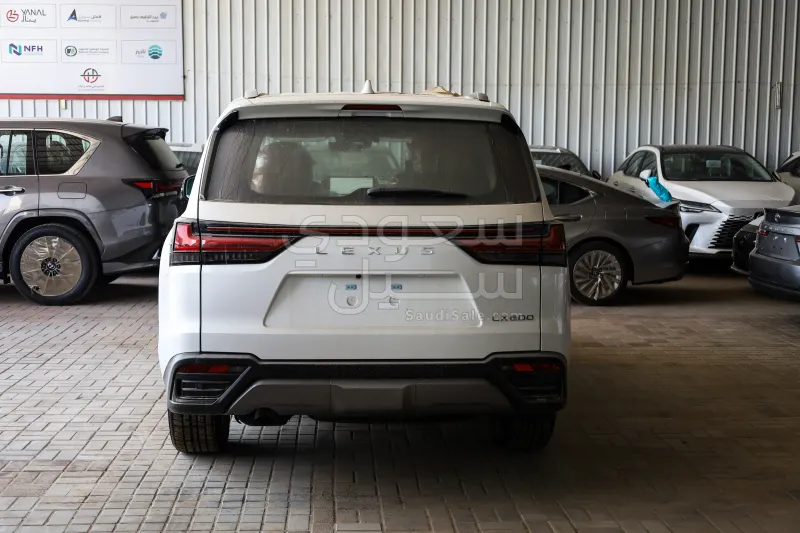 2025 لكزس إل إكس 600 بلاك اديشن