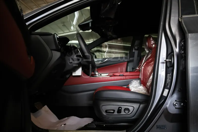 2025 لكزس إن إكس 350