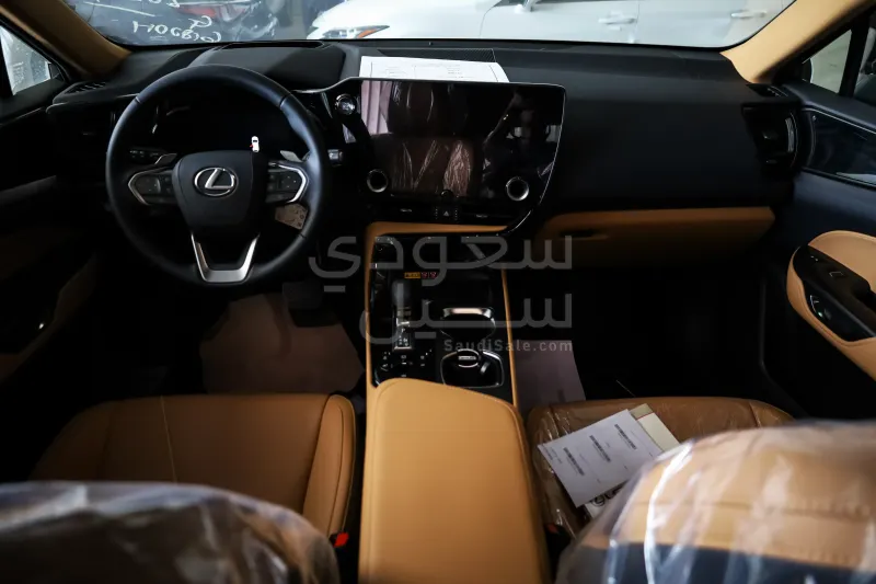 2025 لكزس إن إكس 350
