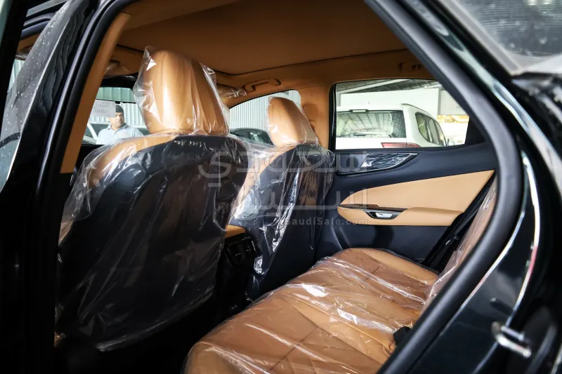 2025 لكزس إن إكس 350