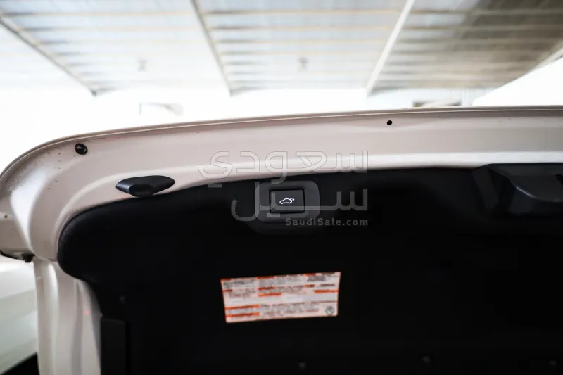 2025 لكزس إي إس 250