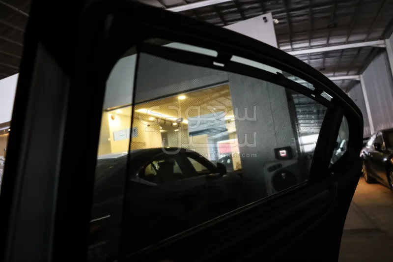 2025 لكزس إي إس 250