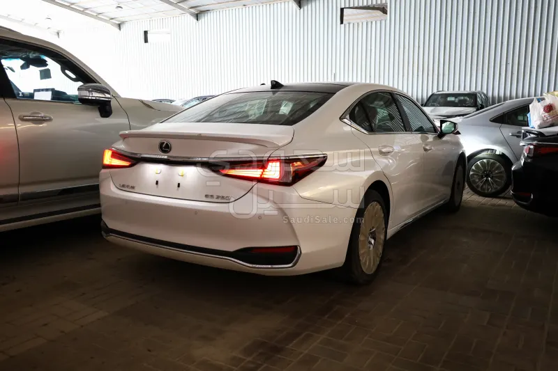 2025 لكزس إي إس 250