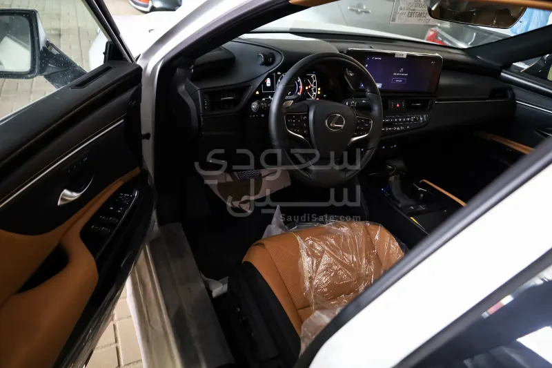 2025 لكزس إي إس 250