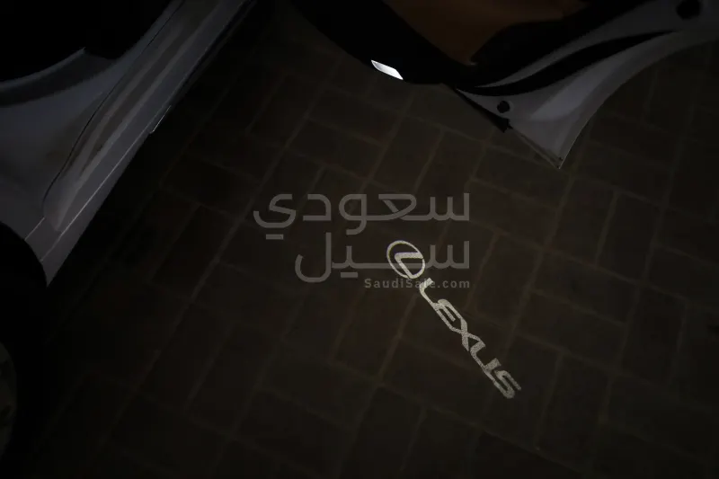 2025 لكزس إي إس 250