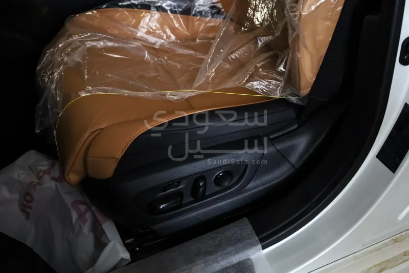 2025 لكزس إي إس 250