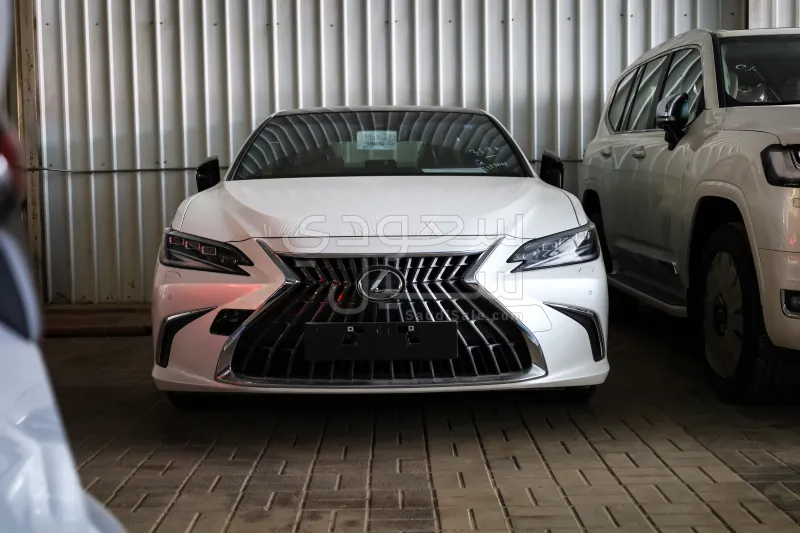 2025 لكزس إي إس 250