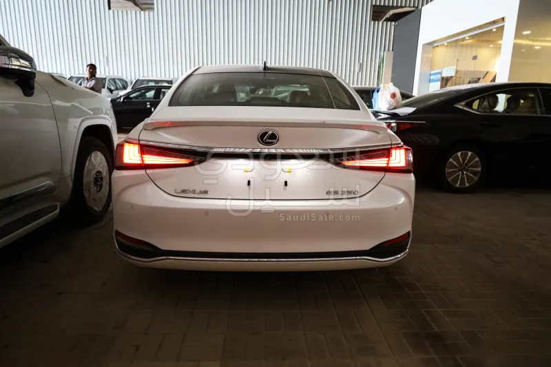 2025 لكزس إي إس 250